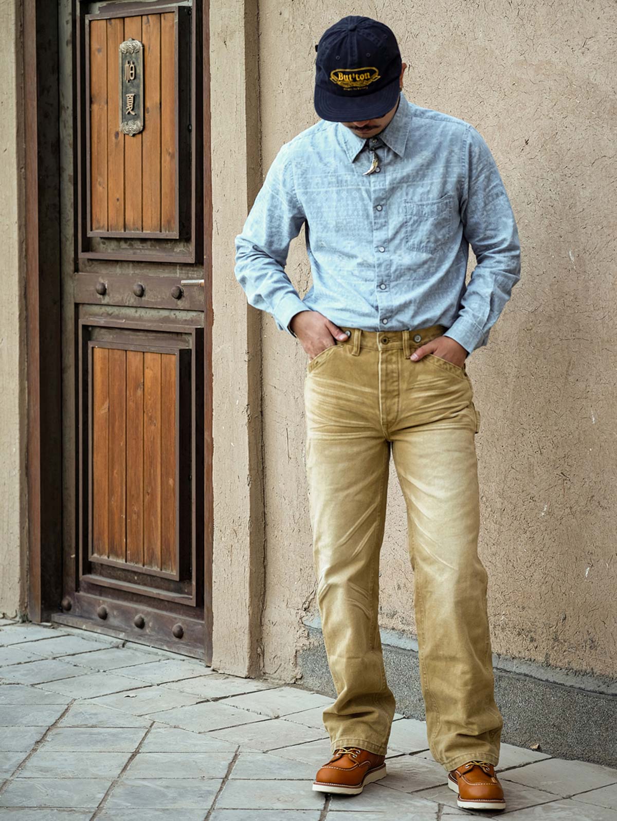 詳細画像（織り目とディテール）：
ナバホ柄ジャガードデニムシャツの織り目とディテールを強調した画像。コットンとポリエステルの混合生地が耐摩耗性と通気性を提供する様子。

モデル画像（着用展示）：
ナバホ柄ジャガードデニムシャツを着用したモデルの上身の展示。シャツのデザインと快適な着心地を強調。