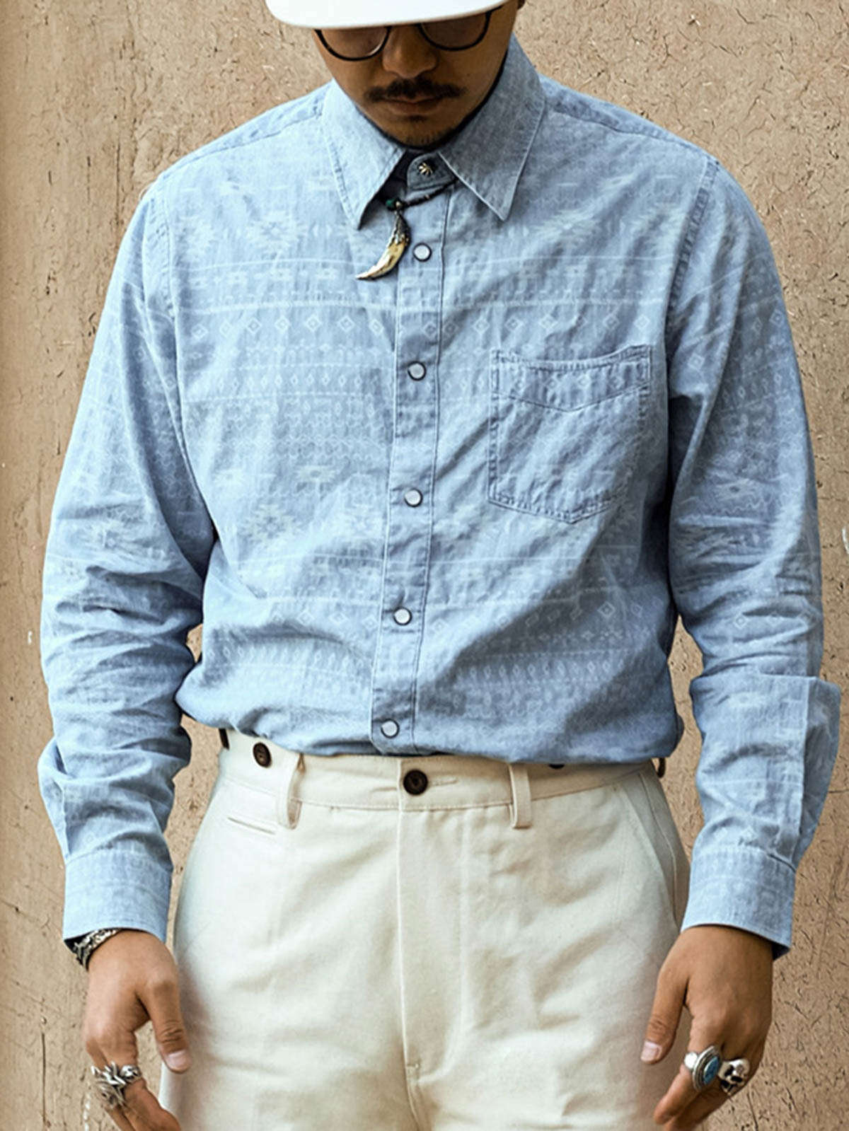 詳細画像（織り目とディテール）：
ナバホ柄ジャガードデニムシャツの織り目とディテールを強調した画像。コットンとポリエステルの混合生地が耐摩耗性と通気性を提供する様子。

モデル画像（着用展示）：
ナバホ柄ジャガードデニムシャツを着用したモデルの上身の展示。シャツのデザインと快適な着心地を強調。