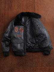 製品画像（Main Image）： G1ムートン襟本革フライトジャケット、クラシックなムートン襟とワッペン付きデザイン、ヴィンテージミリタリースタイルジャケット、アメリカンヴィンテージジャケット、本革フライトジャケット

詳細画像（Zoom-In Image or Detail Image）： G1ムートン襟フライトジャケットのディテール、精巧なワッペン、ムートン襟部分、ワッペン装飾のクローズアップ