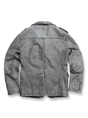 製品画像:
「ヴィンテージ風加工されたトップグレインレザーを使用したスリムカットジャケット。高品質な素材感と洗練されたデザインが特徴的なメンズレザージャケット。」

詳細画像:
「3つボタンのクラシックなフロントデザインとヴィンテージ加工されたディテールをクローズアップ。高級感あふれるトップグレインレザーの質感が際立つレザージャケット。」