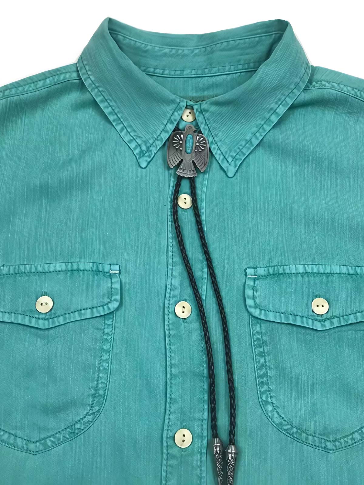 製品画像:
ライセール素材とヘリンボーン柄が特徴的な長袖シャツ。製品染めによりヴィンテージ感のある色調と柔らかな質感を実現。
詳細画像:
ヘリンボーン柄のディテールと製品染めの色調をアップで展示。ライセール素材の柔らかさと独特なデザインを強調。