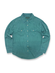 製品画像:
ライセール素材とヘリンボーン柄が特徴的な長袖シャツ。製品染めによりヴィンテージ感のある色調と柔らかな質感を実現。
詳細画像:
ヘリンボーン柄のディテールと製品染めの色調をアップで展示。ライセール素材の柔らかさと独特なデザインを強調。