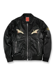 製品画像: 横須賀鶴図刺繍 羊革ジャケット全体画像、吉祥の象徴である「鶴図」刺繍と上質な輸入羊革のデザイン
詳細画像: 横須賀の伝統技法を用いた鶴、松、雲の刺繍ディテール、立体感ある精巧な工芸