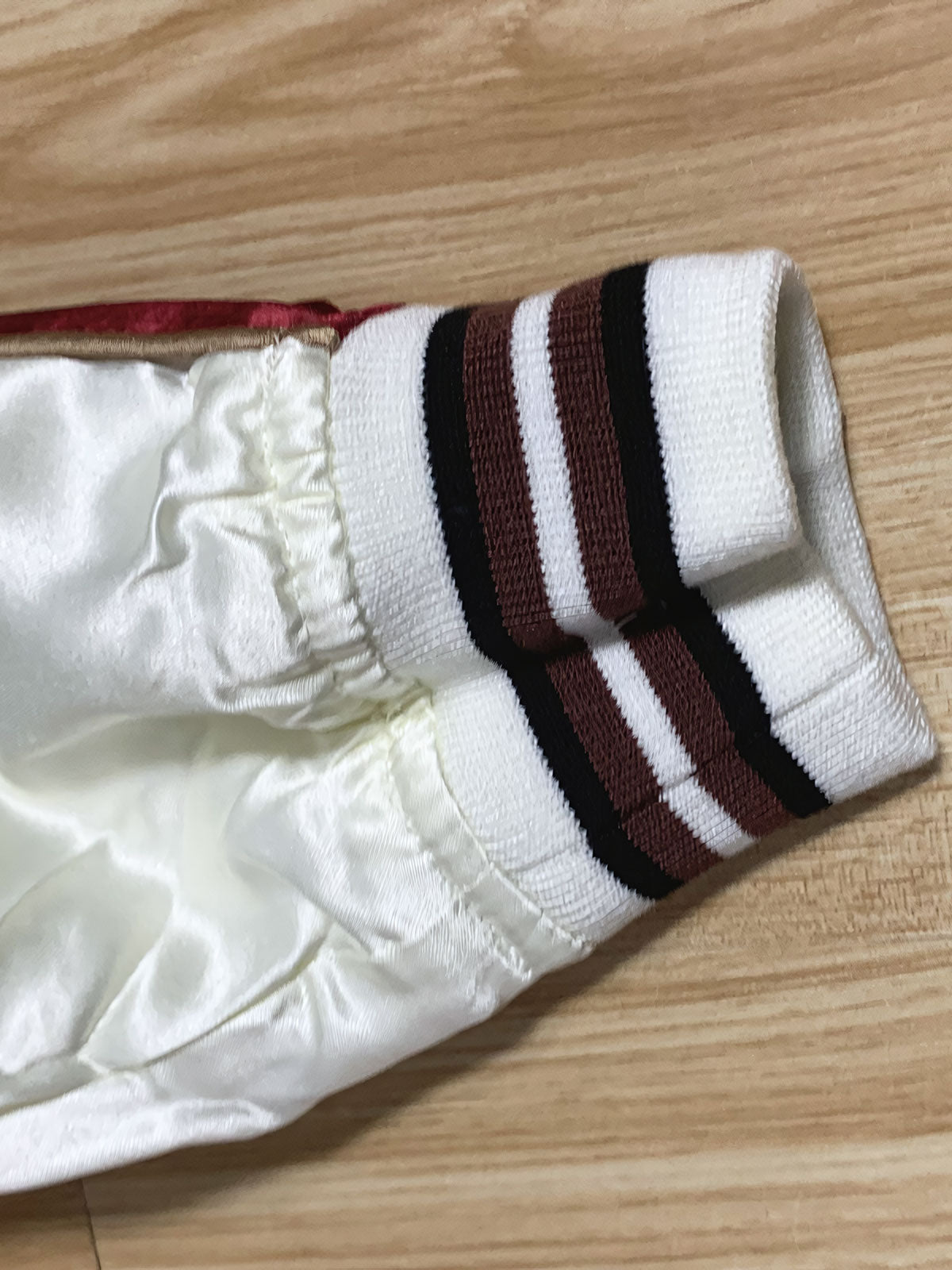 製品画像: リバーシブル シルク刺繍 横須賀 宝船 七福神 ジャケット全体画像、伝統的な横須賀刺繍と幸運の象徴デザイン

詳細画像: 七福神宝船と赤鬼、虎の刺繍ディテール、精緻なシルク刺繍で仕上げられた高級感あるデザイン