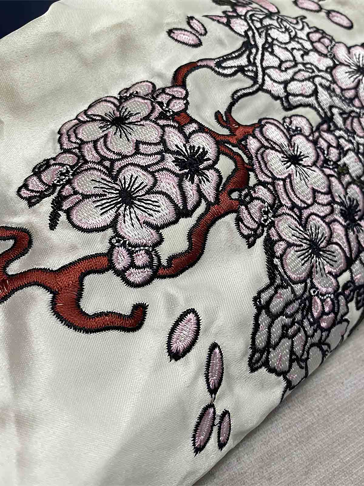 製品画像: リバーシブル シルク刺繍 横須賀 テッドマン 酒吞童子 ジャケットの全体画像、幸運を象徴する赤鬼と伝統的な刺繍デザイン

詳細画像: テッドマン（幸运の赤鬼）と酒吞童子の刺繍ディテール、横須賀刺繍の高度な技法で施されたアート