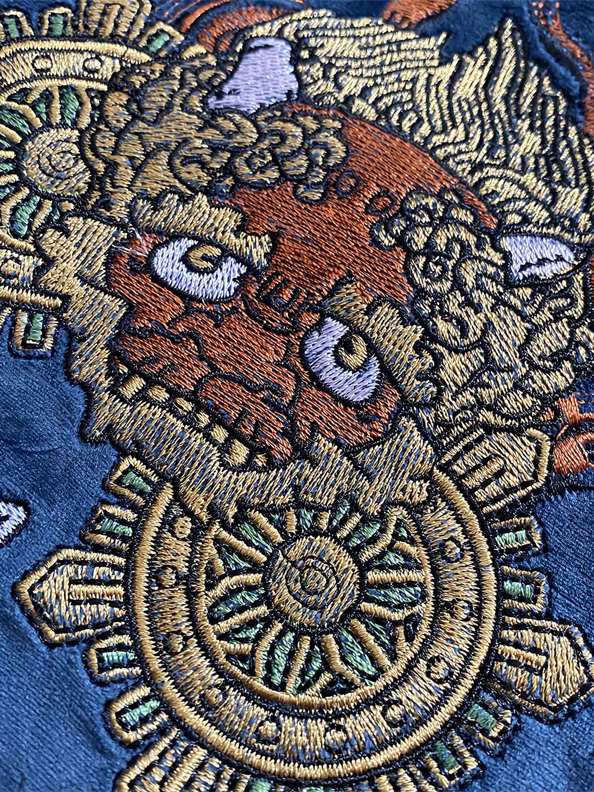 製品画像: リバーシブル 刺繍 横須賀 ベルベット ジャケット全体画像、伝統的な日本の横須賀刺繍とヴィンテージデザイン

詳細画像: 武松の虎退治と鬼若丸の鯉退治の刺繍ディテール、横須賀刺繍の高度な技法と精緻な表現