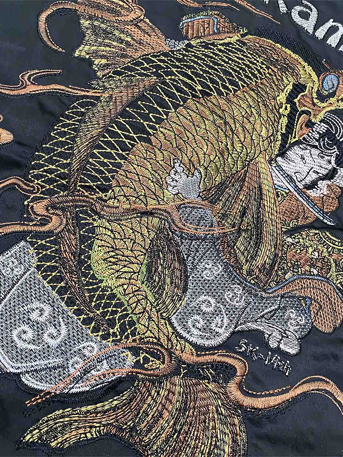 製品画像: リバーシブル 横須賀 富士山と鬼若丸刺繍 ジャケット全体画像、日本の伝統を感じさせる刺繍デザイン
詳細画像: 富士山と鬼若丸の刺繍ディテール、横須賀刺繍の高度な技法と精巧なデザイン