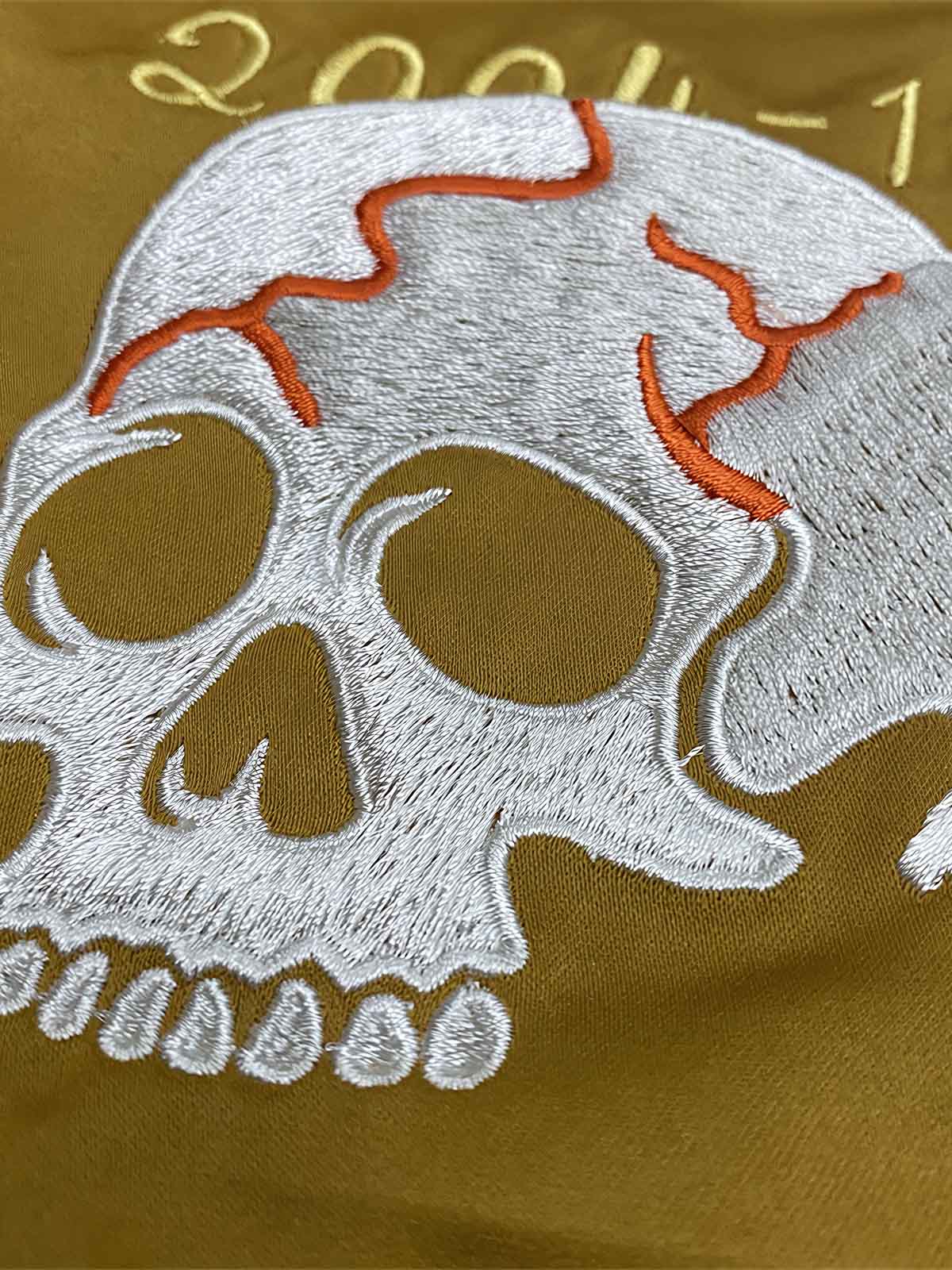 製品画像: リバーシブル 横須賀 富士山と鬼若丸刺繍 ジャケット全体画像、日本の伝統を感じさせる刺繍デザイン
詳細画像: 富士山と鬼若丸の刺繍ディテール、横須賀刺繍の高度な技法と精巧なデザイン