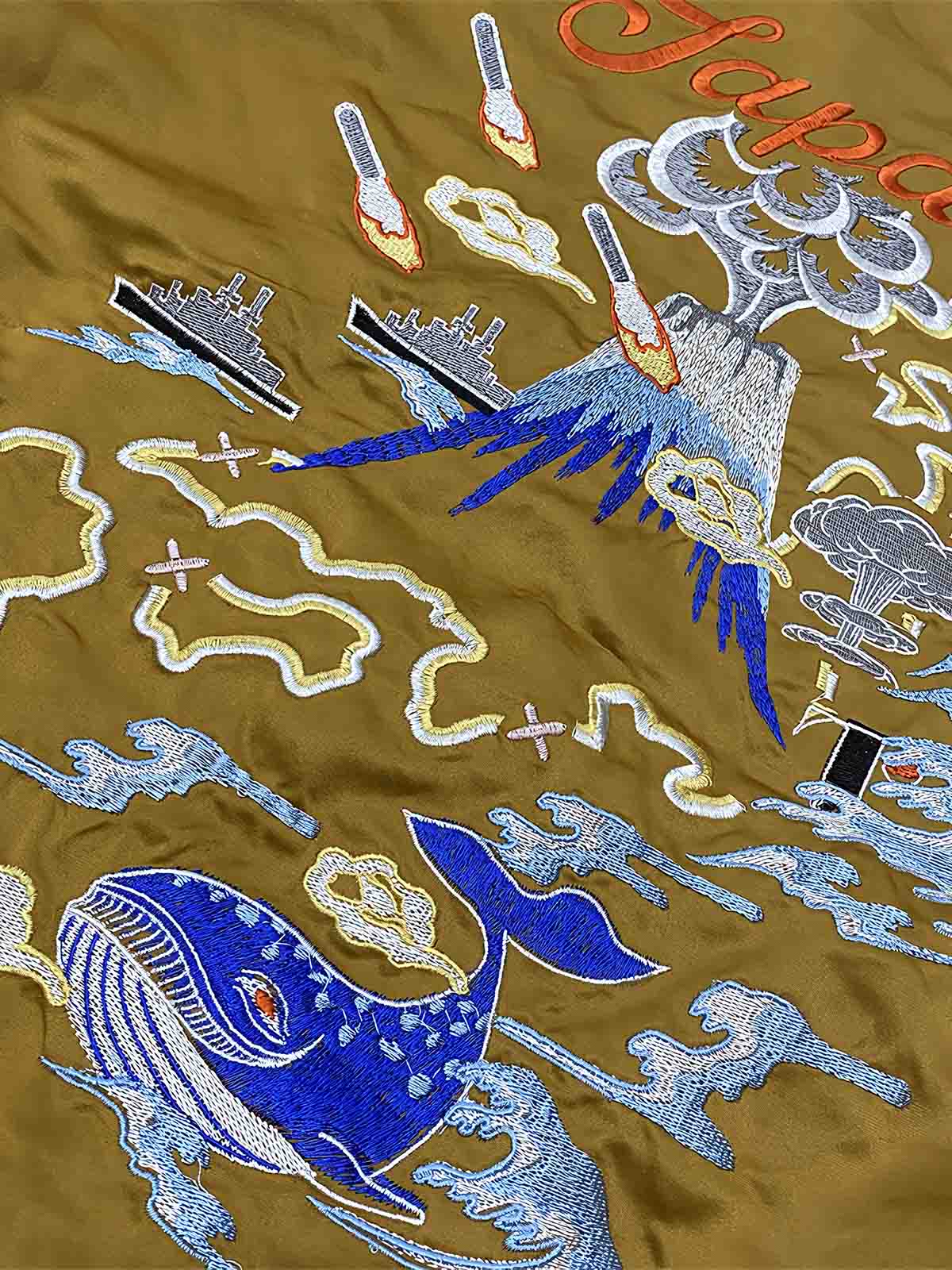 製品画像: リバーシブル 横須賀 富士山と鬼若丸刺繍 ジャケット全体画像、日本の伝統を感じさせる刺繍デザイン
詳細画像: 富士山と鬼若丸の刺繍ディテール、横須賀刺繍の高度な技法と精巧なデザイン