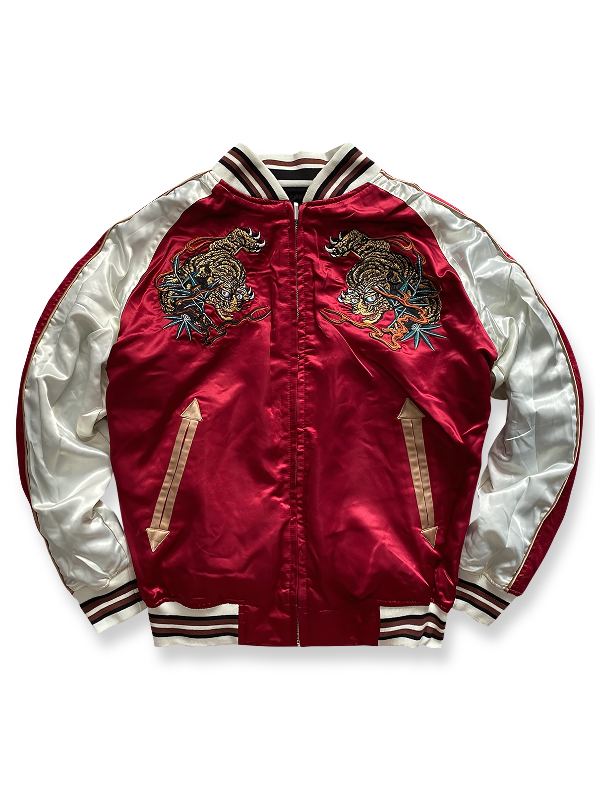 製品画像: リバーシブル 刺繍 横須賀 水滸伝 鬼若丸 ベルベット ジャケットの全体画像、日本の伝統とヴィンテージデザイン
詳細画像: 水滸伝 武松の虎退治と鬼若丸の鯉退治の刺繍ディテール、横須賀刺繍の精緻な技法