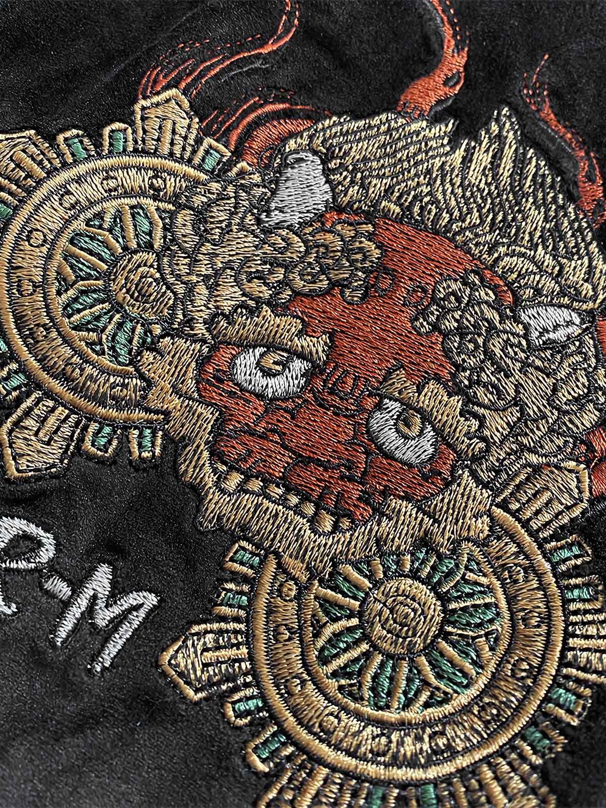 製品画像: リバーシブル 刺繍 横須賀 水滸伝 鬼若丸 ベルベット ジャケットの全体画像、日本の伝統とヴィンテージデザイン
詳細画像: 水滸伝 武松の虎退治と鬼若丸の鯉退治の刺繍ディテール、横須賀刺繍の精緻な技法