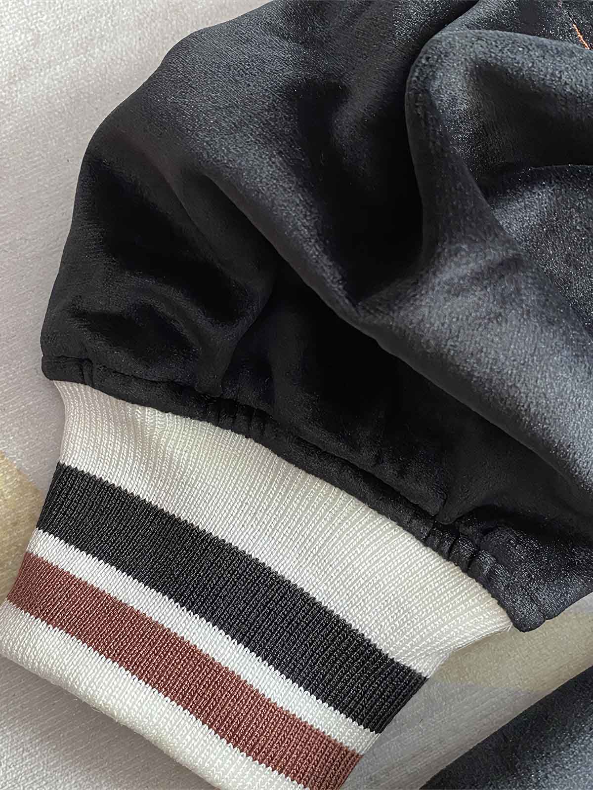 製品画像: リバーシブル 刺繍 横須賀 水滸伝 鬼若丸 ベルベット ジャケットの全体画像、日本の伝統とヴィンテージデザイン
詳細画像: 水滸伝 武松の虎退治と鬼若丸の鯉退治の刺繍ディテール、横須賀刺繍の精緻な技法