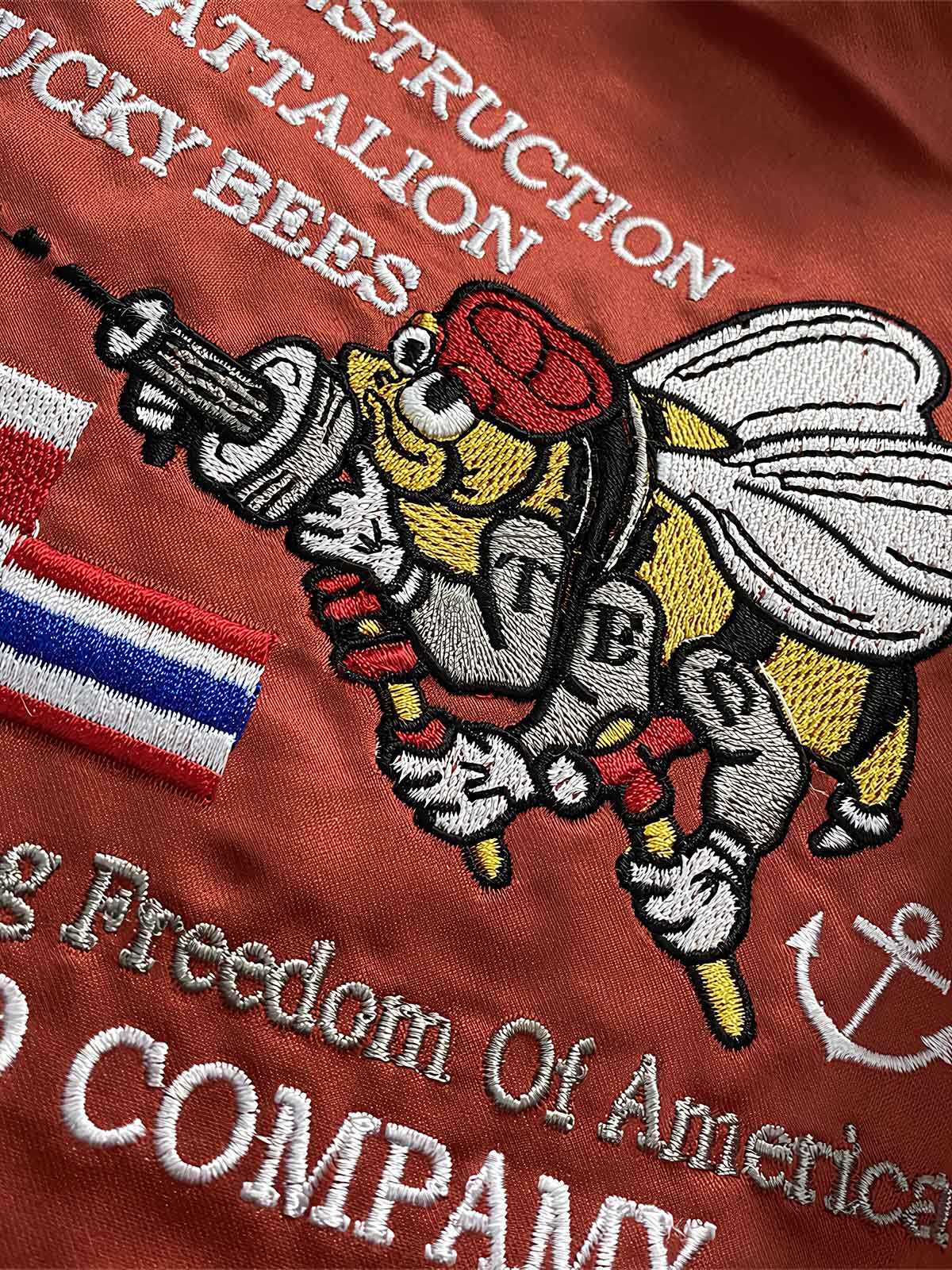 製品画像: リバーシブル 刺繍 横須賀 テッドマン 着物ギタリスト ジャケット全体画像、アメリカ文化と日本伝統を融合したデザイン
詳細画像: テッドマン（幸运の赤鬼）と着物ギタリストの刺繍ディテール、横須賀刺繍の芸術的な美しさと細部へのこだわり