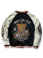 製品画像: リバーシブル シルク刺繍 横須賀 「Fortune Favors the Bold」（幸運は勇者を好む） ジャケットの全体画像、日本文化とヴィンテージスタイルの融合
詳細画像: 「Fortune Favors the Bold」（幸運は勇者を好む）の文字と鷹と蛇のトーテム、七福神の刺繍ディテール、横須賀刺繍の精緻な技法