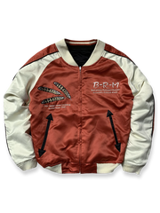 製品画像: リバーシブル シルク刺繍 横須賀 「Fortune Favors the Bold」（幸運は勇者を好む） ジャケットの全体画像、日本文化とヴィンテージスタイルの融合
詳細画像: 「Fortune Favors the Bold」（幸運は勇者を好む）の文字と鷹と蛇のトーテム、七福神の刺繍ディテール、横須賀刺繍の精緻な技法