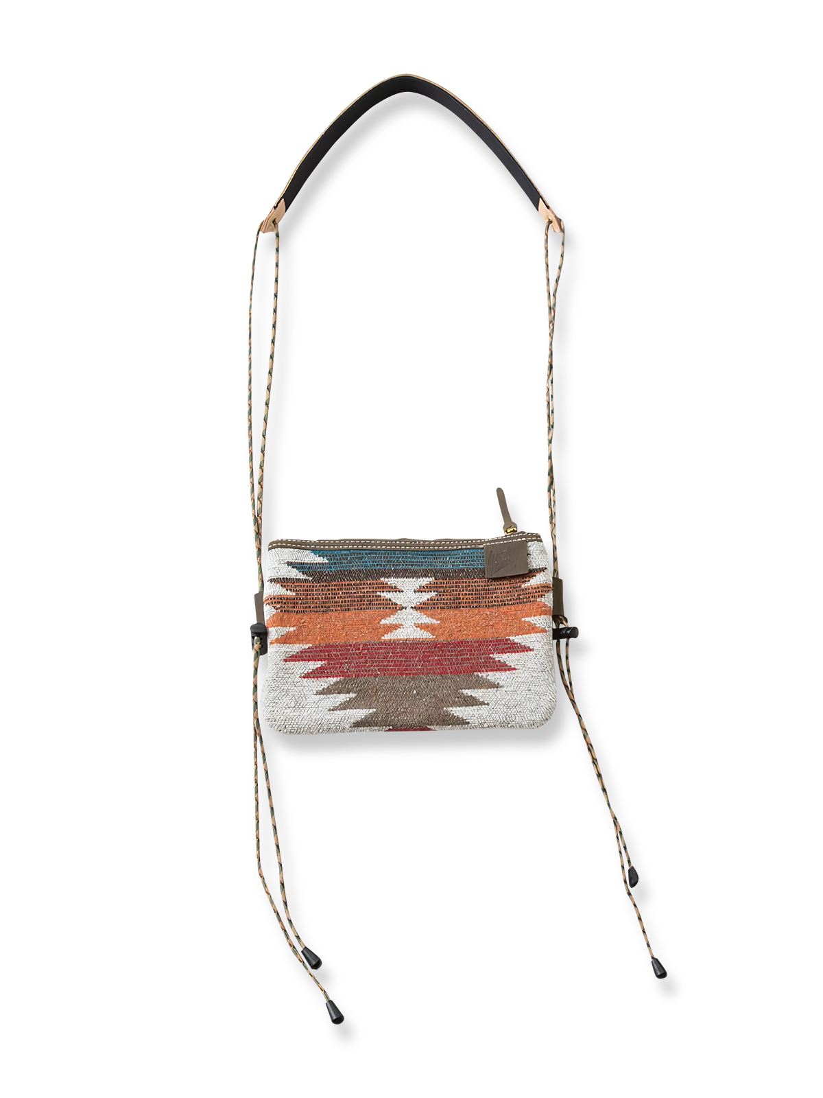 製品画像: インディアン・ナバホ風の民族パターンとリアルレザー素材を組み合わせたエンベロープショルダーバッグの正面展示。耐久性のある化学繊維と仕切りポケットを備え、アウトドアや日常使いに最適。
詳細画像: ダブルショルダーストラップ、レザーの細部、波形のラバーアウトソールとコルク粒入りミッドソールディテール展示。