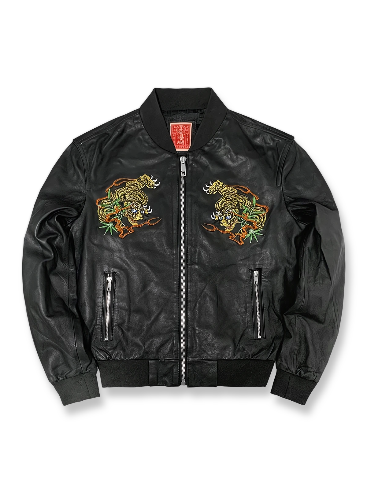 製品画像: 水滸伝刺繍横須賀 羊革ジャケット全体画像、高級羊革と横須賀刺繍の精緻なデザイン
詳細画像: 横須賀刺繍ディテール、二匹の虎と武松の模様が万針刺繍で施された高級感ある工芸