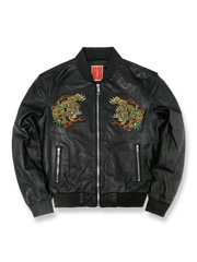 製品画像: 水滸伝刺繍横須賀 羊革ジャケット全体画像、高級羊革と横須賀刺繍の精緻なデザイン
詳細画像: 横須賀刺繍ディテール、二匹の虎と武松の模様が万針刺繍で施された高級感ある工芸