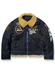 製品画像:
クラシックB3空軍リバイバルジャケット改良版の全体画像、厚手ボア裏地と精緻なミリタリーワッペン刺繍が特徴的なヴィンテージフライトジャケット。
詳細画像:
胸元のワッペン刺繍と背面の「第74戦闘飛行中隊（74TH FIGHTER SQ.）」刺繍ディテール、アメリカ空軍の象徴的なデザイン。