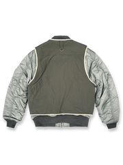 製品画像: 2点セット タクティカルベストとMA-1フライトジャケットの全体展示画像、ミリタリースタイルとアウトドアファッションの両方に対応した多機能デザイン
詳細画像: タクティカルベストのバッジと多機能ポケット、MA-1フライトジャケットのクラシックディテール特写、耐久性と快適性を兼ね備えた高品質素材