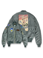 製品画像: L2-Bヴィンテージフライトジャケットの全体画像、ミリタリーグリーンとキャプテンランクの肩章が特徴のデザイン
詳細画像: 背面のポスター調デザインとキャプテンランク肩章のディテール、1940年代風のミリタリースタイル