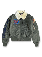 製品画像: レッドドラゴンテーマのB15中綿フライトジャケットの全体画像、クラシックなミリタリーデザインと保温性が特徴
詳細画像: 背面のレッドドラゴン刺繍と「RIDGE RUNNERS」刺繍のディテール、100%ナイロン素材による防風効果