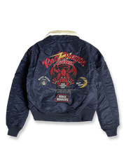 製品画像: レッドドラゴンテーマのB15中綿フライトジャケットの全体画像、クラシックなミリタリーデザインと保温性が特徴
詳細画像: 背面のレッドドラゴン刺繍と「RIDGE RUNNERS」刺繍のディテール、100%ナイロン素材による防風効果