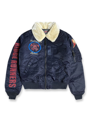 製品画像: レッドドラゴンテーマのB15中綿フライトジャケットの全体画像、クラシックなミリタリーデザインと保温性が特徴
詳細画像: 背面のレッドドラゴン刺繍と「RIDGE RUNNERS」刺繍のディテール、100%ナイロン素材による防風効果