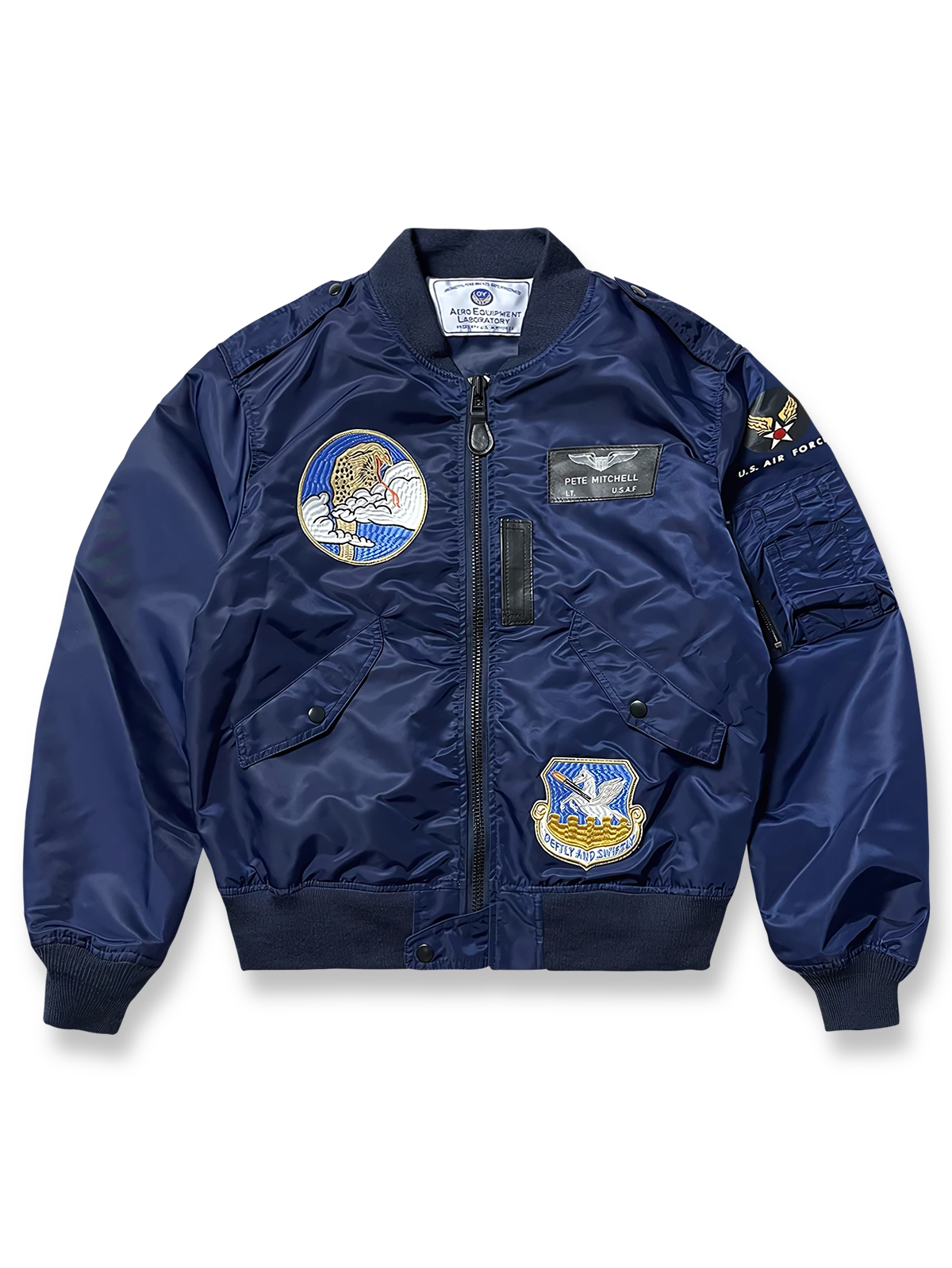 製品画像: 龍刺繍MA-1フライトジャケットの全体画像、防風・防水ナイロン素材を使用したクラシックなミリタリースタイル
詳細画像: 背面の龍刺繍と複数のミリタリーパッチのディテール、春秋向けの軽量デザイン