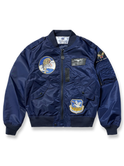 製品画像: 龍刺繍MA-1フライトジャケットの全体画像、防風・防水ナイロン素材を使用したクラシックなミリタリースタイル
詳細画像: 背面の龍刺繍と複数のミリタリーパッチのディテール、春秋向けの軽量デザイン