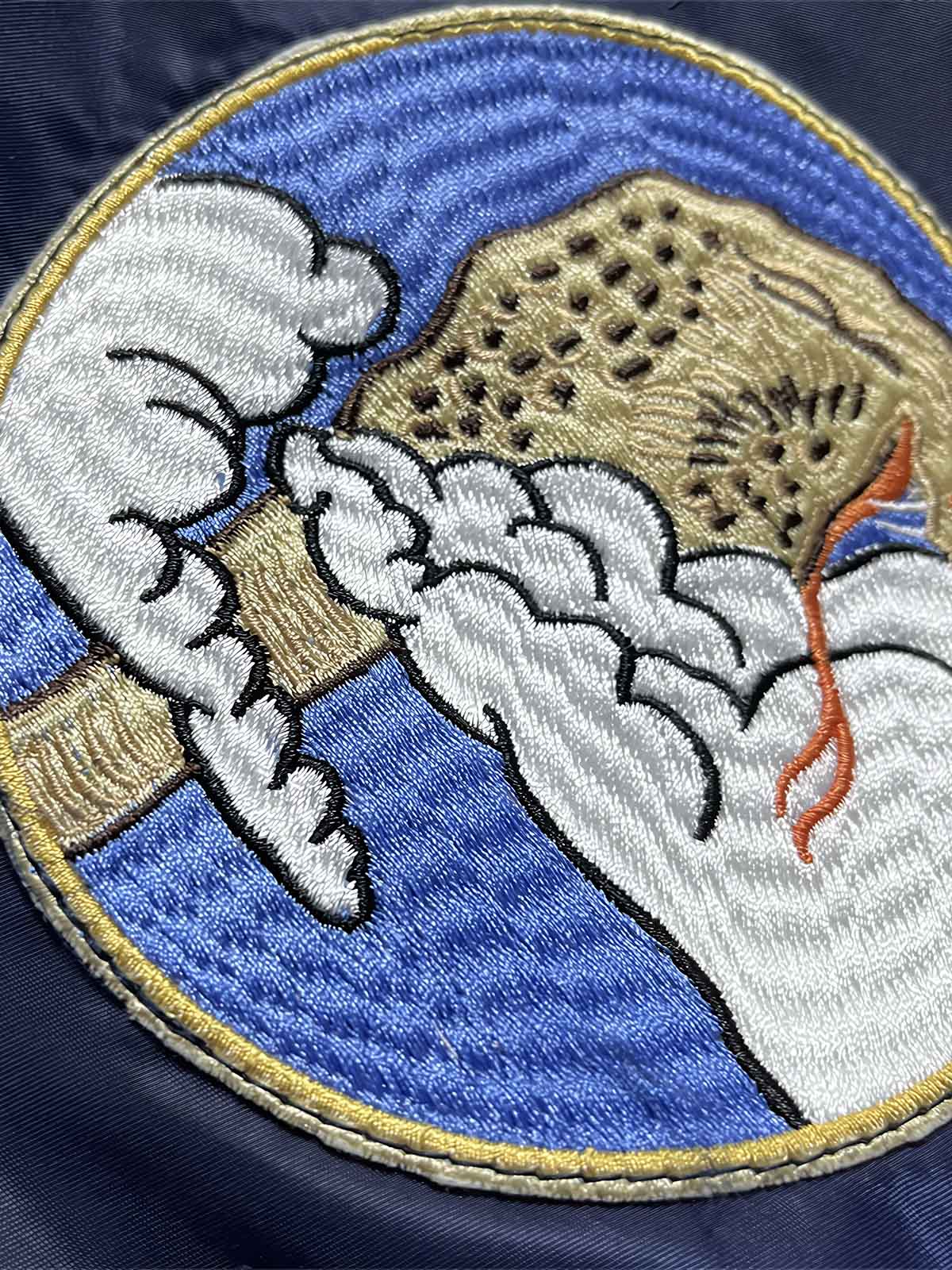 製品画像: 龍刺繍MA-1フライトジャケットの全体画像、防風・防水ナイロン素材を使用したクラシックなミリタリースタイル
詳細画像: 背面の龍刺繍と複数のミリタリーパッチのディテール、春秋向けの軽量デザイン