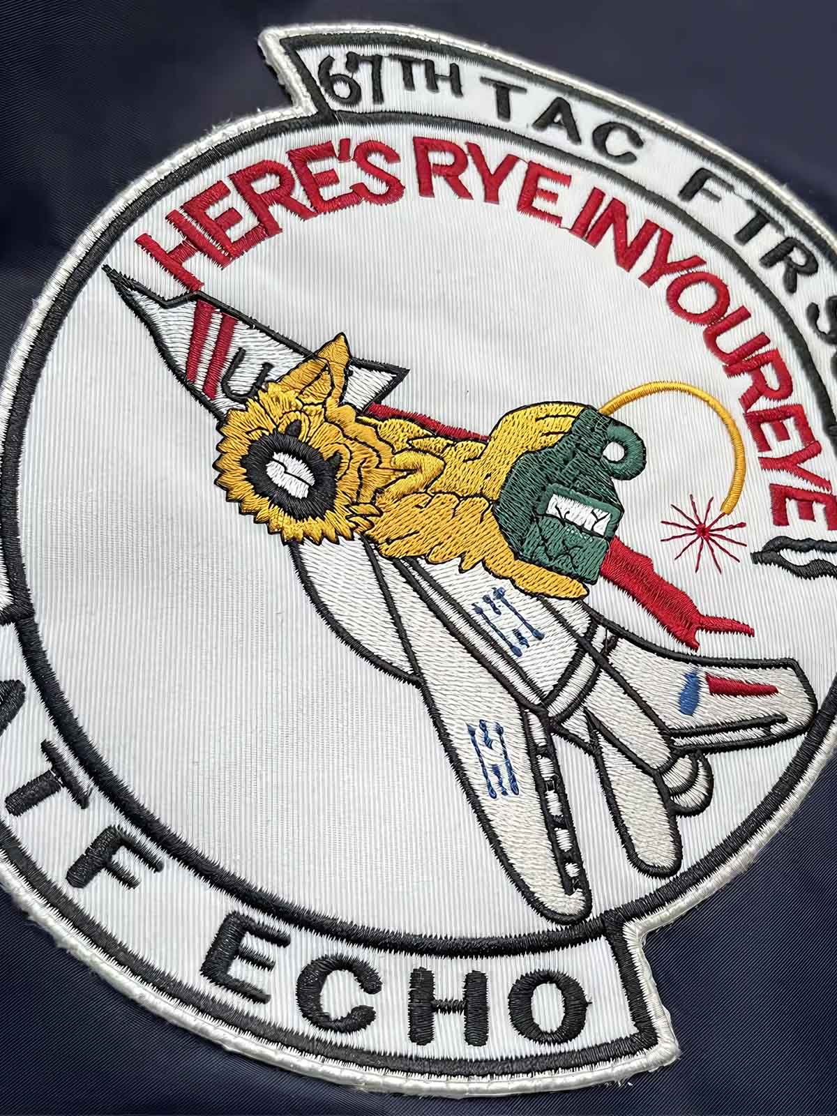 製品画像: Type L-2A複数の刺繍ワッペン付きフライトジャケットの全体画像、クラシックなアメカジミリタリースタイル
詳細画像: 胸元と袖に施された「U.S. Air Force」ワッペンや部隊エンブレム刺繍のディテール、ヴィンテージミリタリーテイストを強調