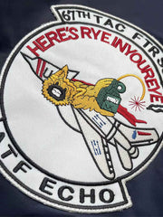 製品画像: Type L-2A複数の刺繍ワッペン付きフライトジャケットの全体画像、クラシックなアメカジミリタリースタイル
詳細画像: 胸元と袖に施された「U.S. Air Force」ワッペンや部隊エンブレム刺繍のディテール、ヴィンテージミリタリーテイストを強調