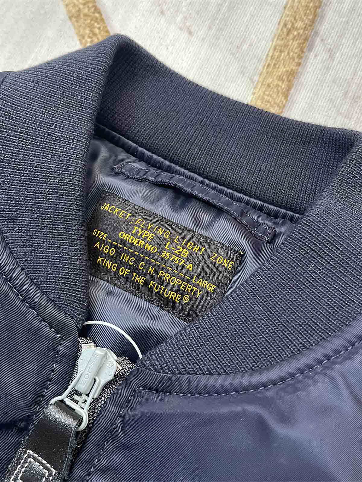 製品画像: Type L-2A複数の刺繍ワッペン付きフライトジャケットの全体画像、クラシックなアメカジミリタリースタイル
詳細画像: 胸元と袖に施された「U.S. Air Force」ワッペンや部隊エンブレム刺繍のディテール、ヴィンテージミリタリーテイストを強調