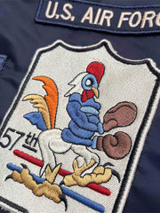 製品画像: Type L-2A複数の刺繍ワッペン付きフライトジャケットの全体画像、クラシックなアメカジミリタリースタイル
詳細画像: 胸元と袖に施された「U.S. Air Force」ワッペンや部隊エンブレム刺繍のディテール、ヴィンテージミリタリーテイストを強調