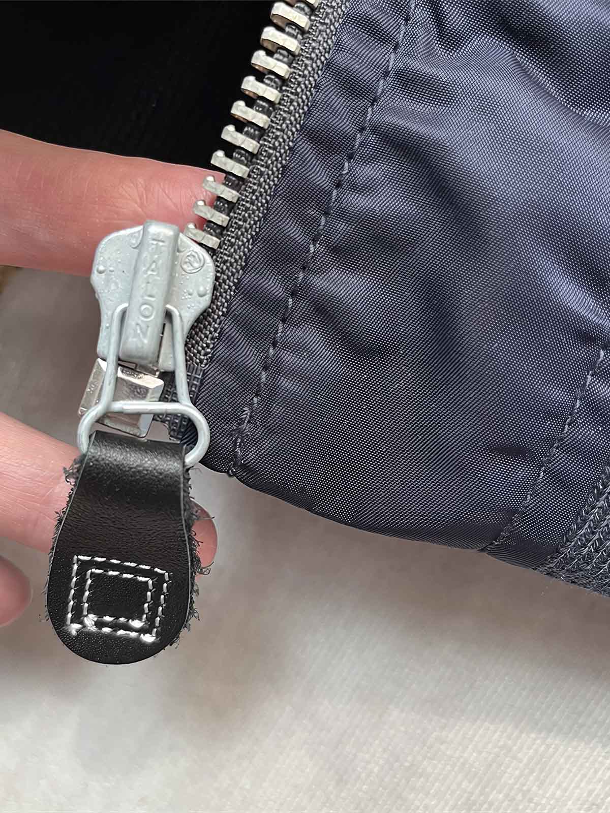 製品画像: Type L-2A複数の刺繍ワッペン付きフライトジャケットの全体画像、クラシックなアメカジミリタリースタイル
詳細画像: 胸元と袖に施された「U.S. Air Force」ワッペンや部隊エンブレム刺繍のディテール、ヴィンテージミリタリーテイストを強調