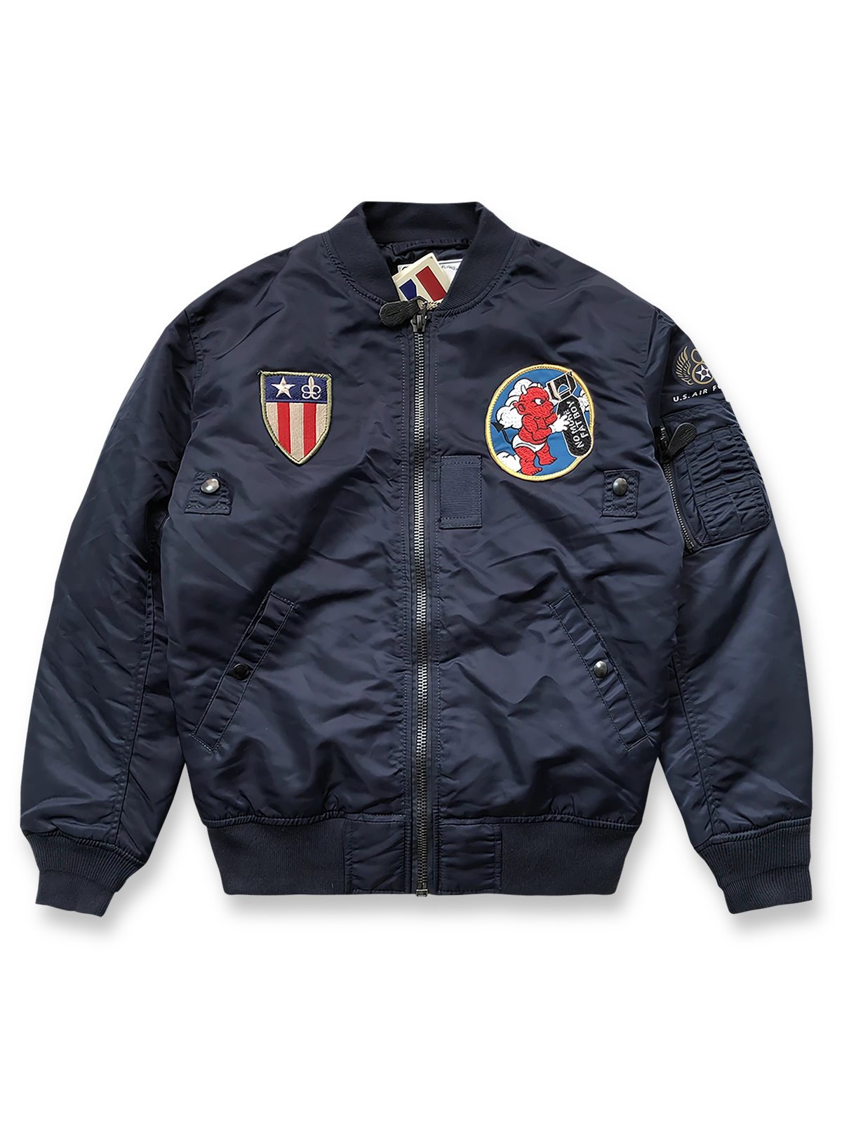 製品画像: テッドマン刺繍MA-1飛行ジャケットの全体画像、ヴィンテージアメリカンミリタリースタイルが特徴
詳細画像: ジャケット背面のテッドマン刺繍と「WE'LL GIVE 'EM HELL!」スローガンのディテール