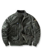 製品画像ALT替代文本
4色展開のクラシックパイロットジャケット（ブラック、アーミーグリーン、カーキ、ネイビー）。スタンドカラーとリブ仕様を備えた防風性・耐久性に優れたポリエステル製ジャケット。

詳細画像ALT替代文本
スタンドカラーパイロットジャケットのディテール、ジッパー付きスリーブポケットとリブ仕様。立体裁断でフィット感を強調し、機能性とスタイルを兼ね備えたデザイン。