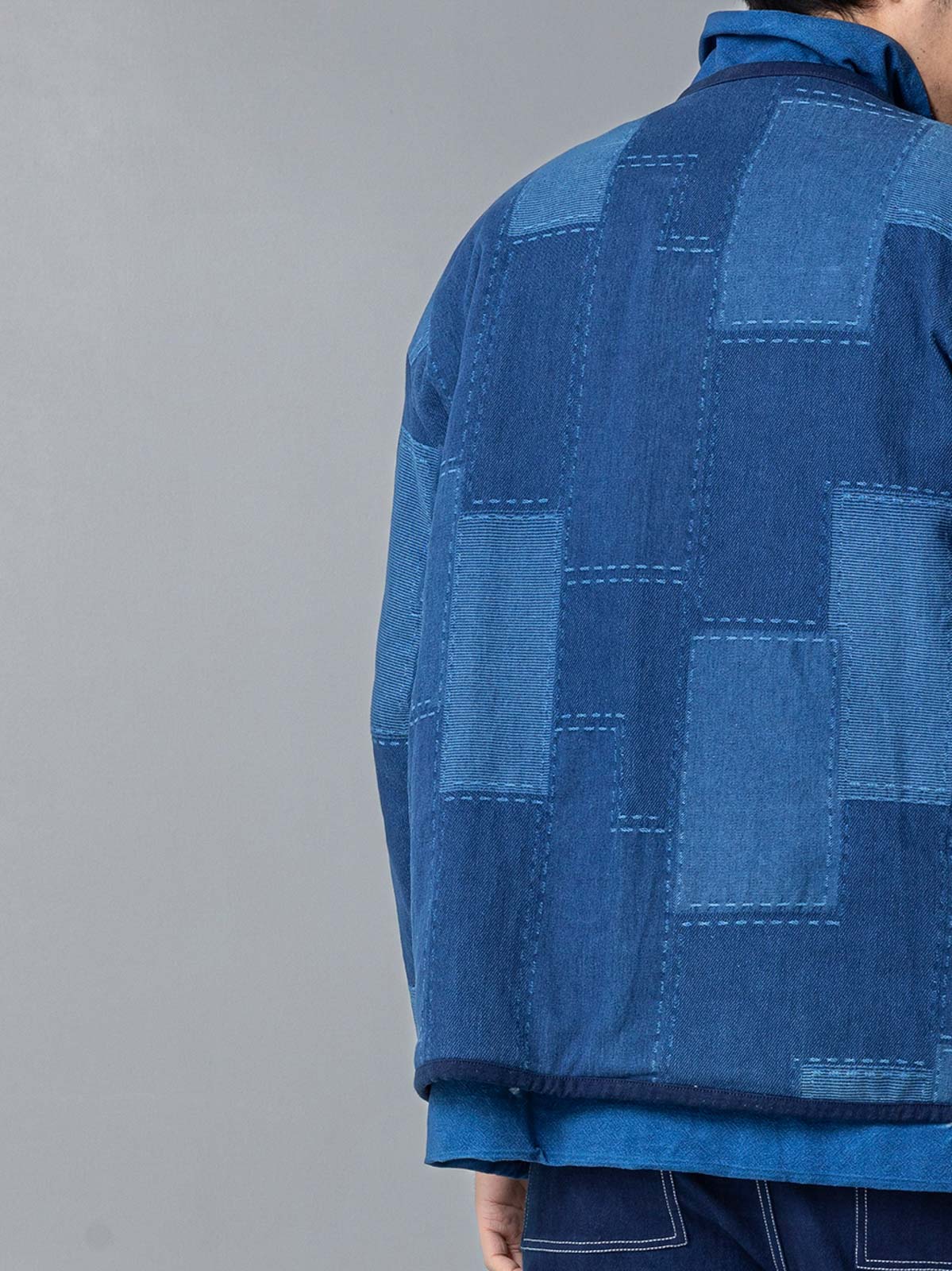 
詳細画像ALT代替テキスト
手作りのパッチワークと刺繍ディテールが際立つノーカラー中綿ジャケット、自然なヴィンテージカラー。

モデル画像ALT代替テキスト
モデルが植物染めパッチワークノーカラー中綿ジャケットを着用し、秋冬に最適なシンプルでヴィンテージなスタイルを演出。