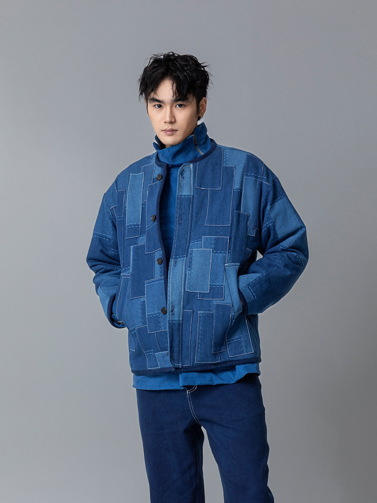 
詳細画像ALT代替テキスト
手作りのパッチワークと刺繍ディテールが際立つノーカラー中綿ジャケット、自然なヴィンテージカラー。

モデル画像ALT代替テキスト
モデルが植物染めパッチワークノーカラー中綿ジャケットを着用し、秋冬に最適なシンプルでヴィンテージなスタイルを演出。