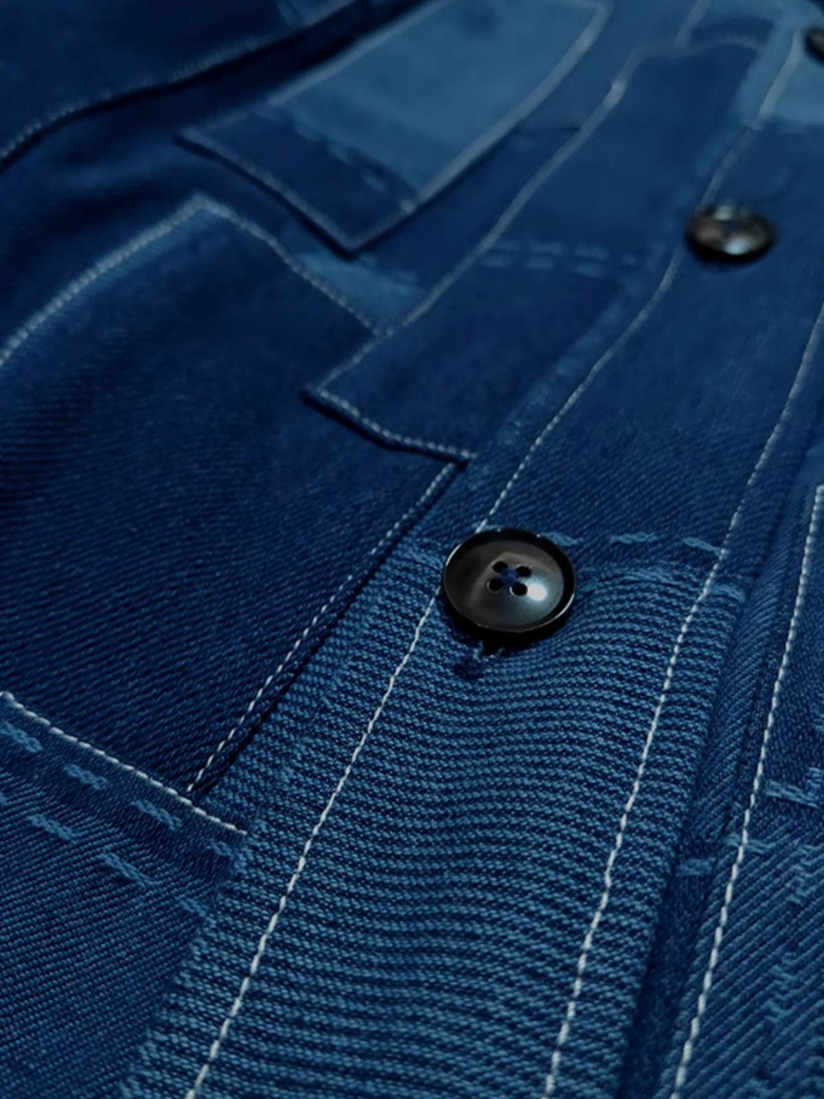 製品画像ALT代替テキスト
植物染めノーカラー中綿ジャケット、100％コットン素材とヴィンテージ風パッチワークが特徴のエコフレンドリーデザイン。

詳細画像ALT代替テキスト
手作りのパッチワークと刺繍ディテールが際立つノーカラー中綿ジャケット、自然なヴィンテージカラー。