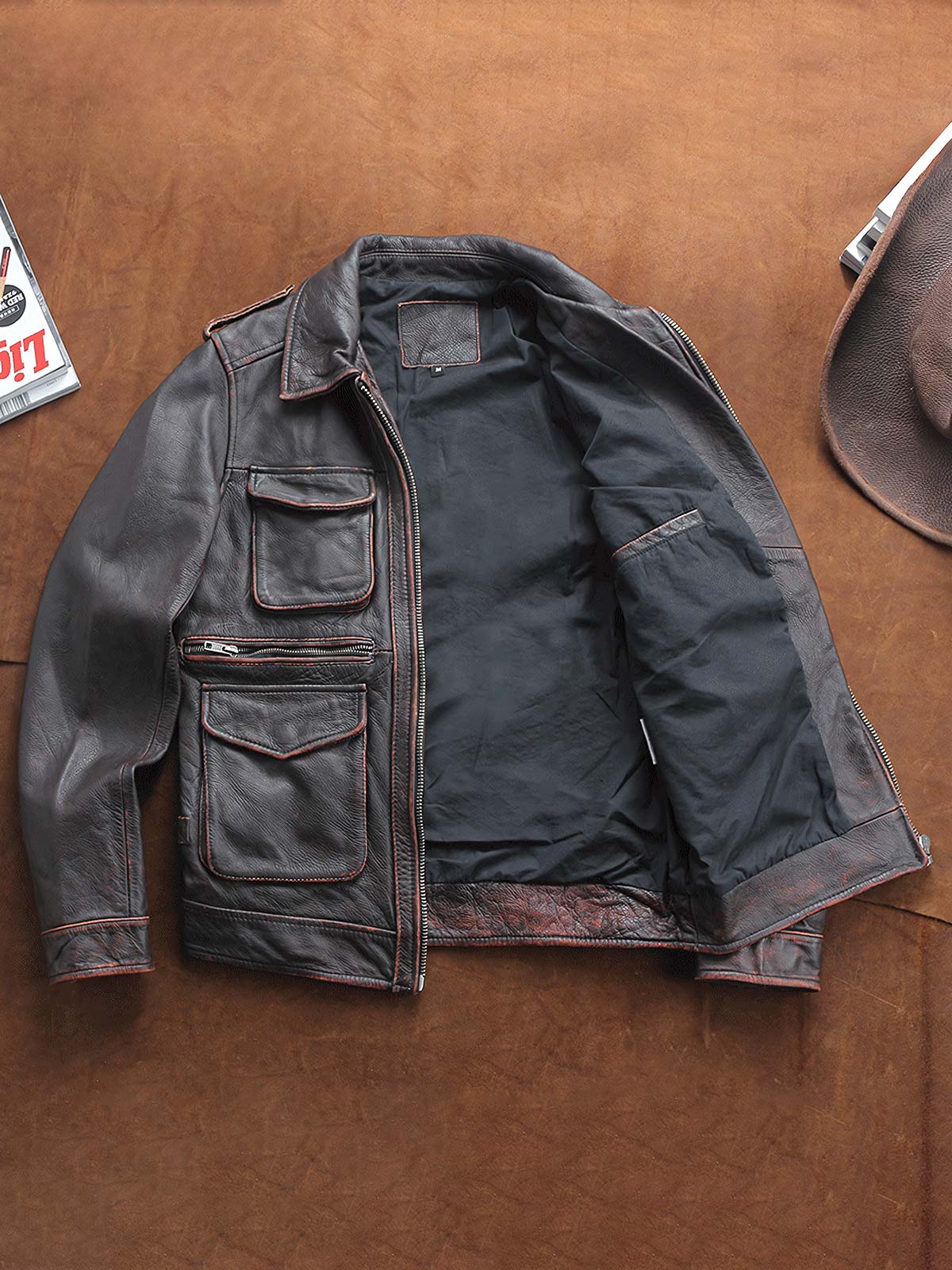 製品画像ALT代替テキスト
特級ソフトカウレザーを使用したヴィンテージ風M65レザーフィールドジャケット全体展示、クラシックなデザインと耐久性が特徴的

詳細画像ALT代替テキスト
M65フィールドジャケットのカウレザー質感、エッジ加工、マルチポケットと高密度刺繍の細部ディテール展示