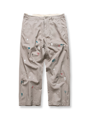 製品画像: 和風ヴィンテージペイント装飾付きワイドストレートパンツの全体画像、ハンドペイントとウォッシュ加工で仕上げたカジュアルデザイン
詳細画像: ペイント装飾とウォッシュ加工コットンのディテール、ユーズド感を強調した質感