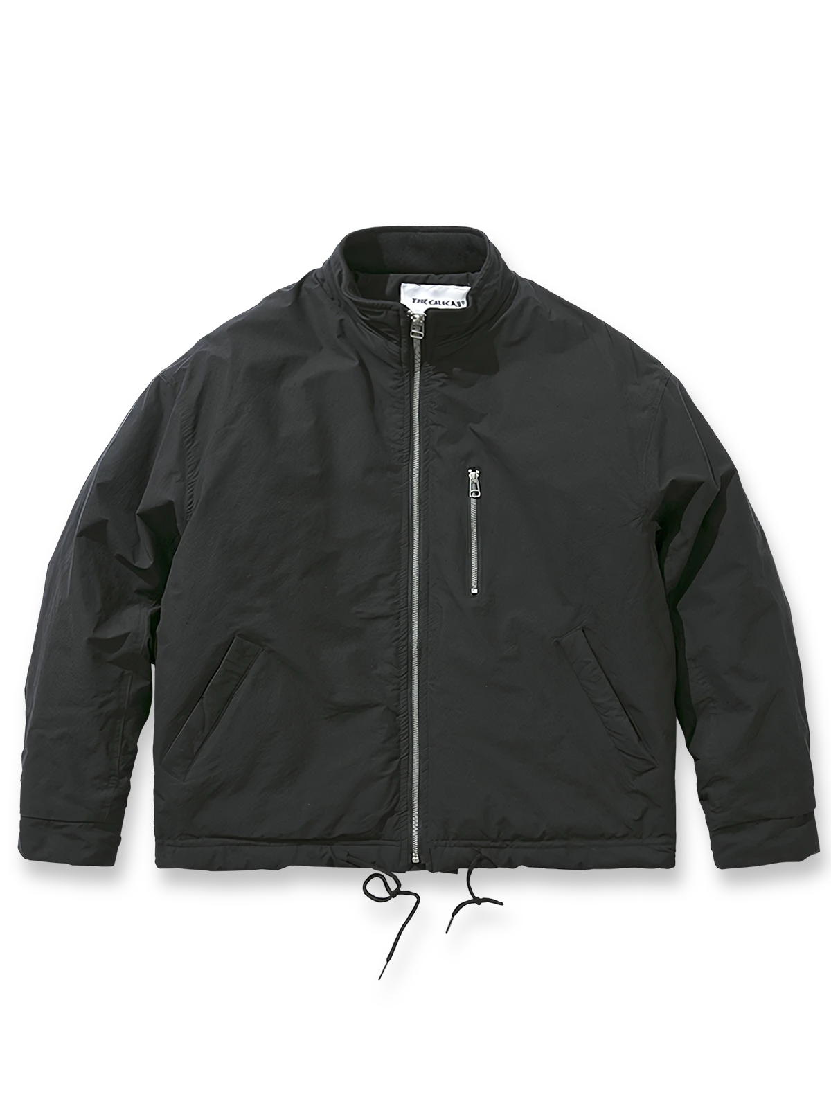 製品画像: スタンドカラーシルエットワークウェア風コットンジャケット全体画像、シンプルなショート丈デザインと防風性が特徴
詳細画像: スタンドカラー、ドローストリングとジッパーのディテールが見えるクローズアップ