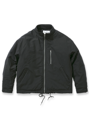 製品画像: スタンドカラーシルエットワークウェア風コットンジャケット全体画像、シンプルなショート丈デザインと防風性が特徴
詳細画像: スタンドカラー、ドローストリングとジッパーのディテールが見えるクローズアップ