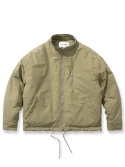 製品画像: スタンドカラーシルエットワークウェア風コットンジャケット全体画像、シンプルなショート丈デザインと防風性が特徴
詳細画像: スタンドカラー、ドローストリングとジッパーのディテールが見えるクローズアップ