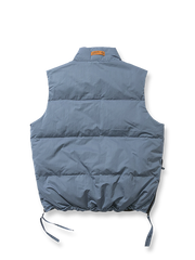 製品画像: 多ポケットデザインのワークダウンベスト、スタンドカラーと70%-79%ホワイトダックダウン充填による高保温性が特徴の全体イメージ

詳細画像: ワークスタイルのダウンベストに施されたジッパー付きサイドスリットとポケットディテールのクローズアップ