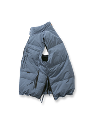 製品画像: 多ポケットデザインのワークダウンベスト、スタンドカラーと70%-79%ホワイトダックダウン充填による高保温性が特徴の全体イメージ

詳細画像: ワークスタイルのダウンベストに施されたジッパー付きサイドスリットとポケットディテールのクローズアップ