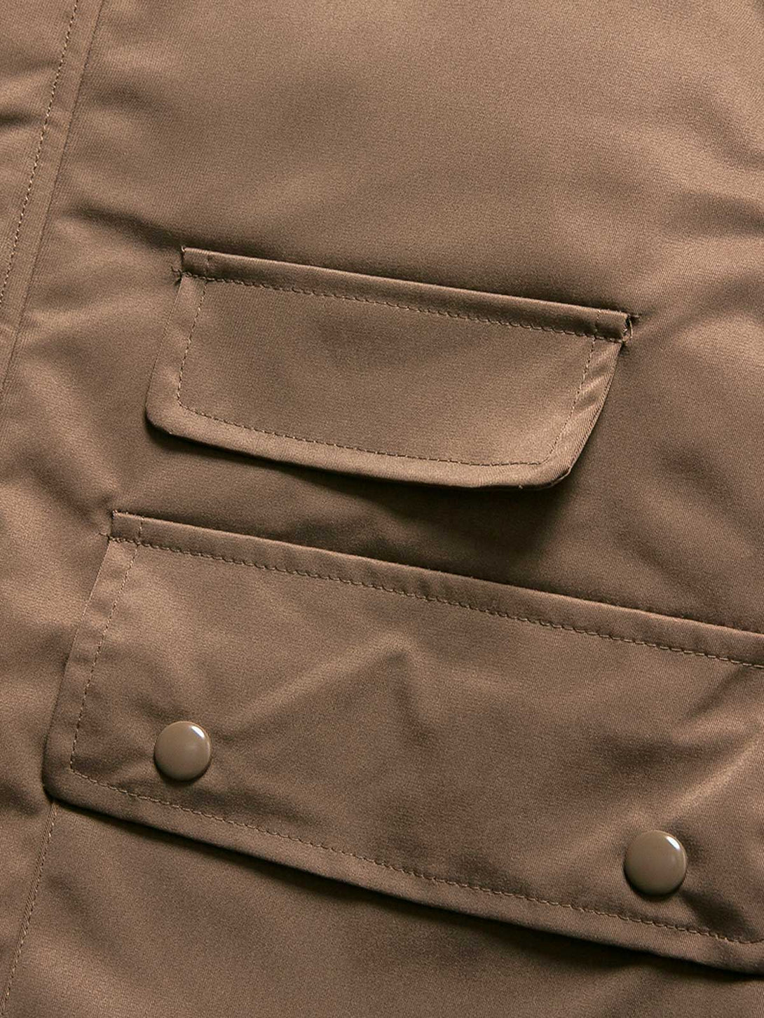 製品画像: ミドル丈ヴィンテージワークコート全体像、実用的な多ポケットデザイン、防風・撥水性能で冬に最適
詳細画像: ワークコートの多ポケットディテール展示、ヴィンテージスタイルの収納力とデザイン性