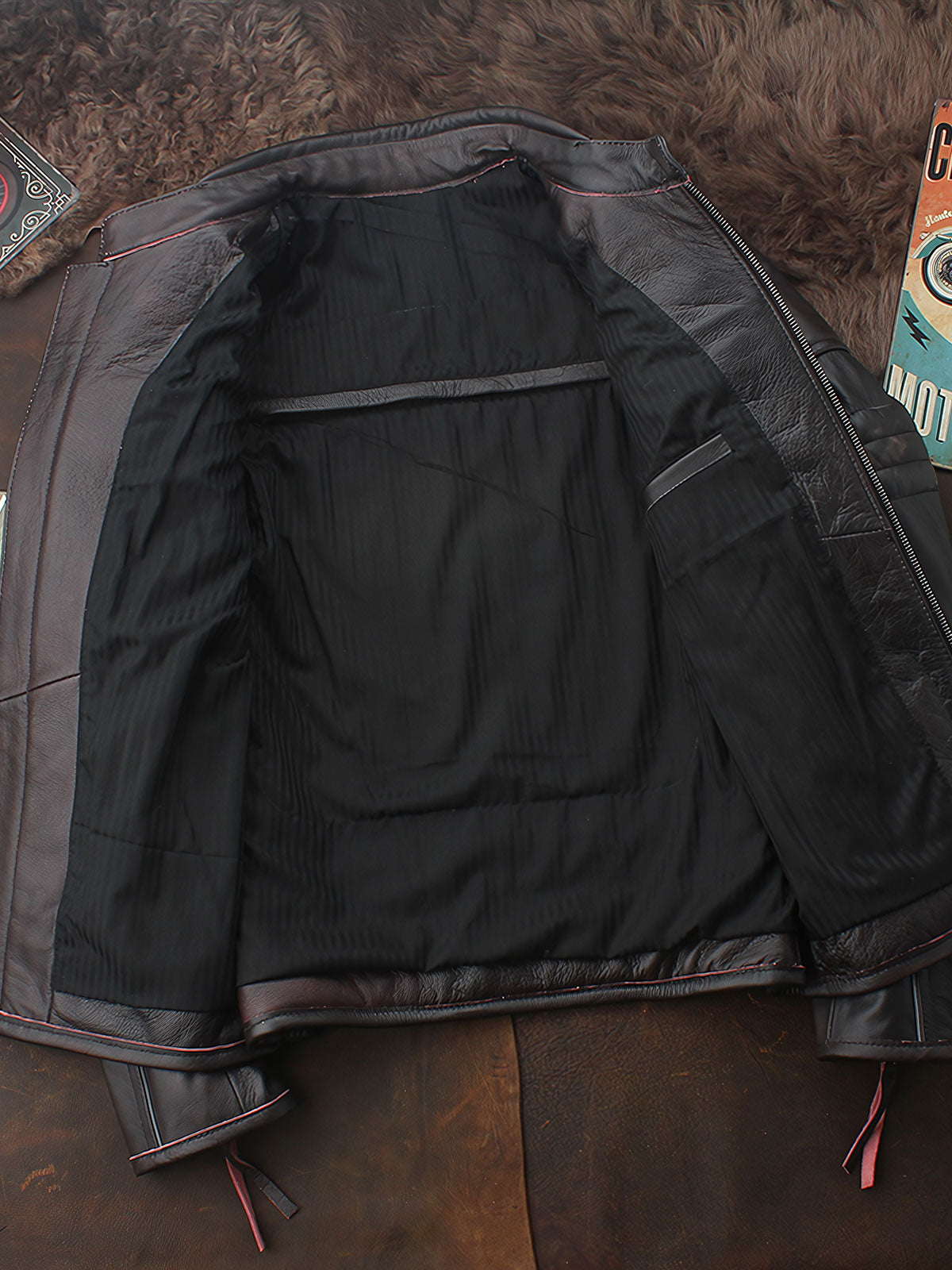 製品画像:
トップグレード牛革 レザーライダースジャケット アメリカンバイクスタイル メンズ ジャケット 全体画像 クラシックデザイン

詳細画像:
ジッパー 肩部 ディテール エッジング加工 ヴィンテージ感 レザーライダースジャケット 詳細 クローズアップ